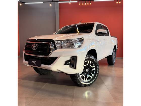 TOYOTA HILUX 2.8 SR 4X4 CD 16V DIESEL 4P AUTOMÁTICO TOYOTA HILUX 2.8 SR 4X4 CD 16V DIESEL 4P AUTOMÁTICO